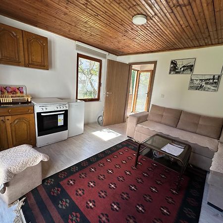 Garden Guesthouse Gjakova Екстер'єр фото