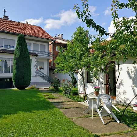 Garden Guesthouse Gjakova Екстер'єр фото