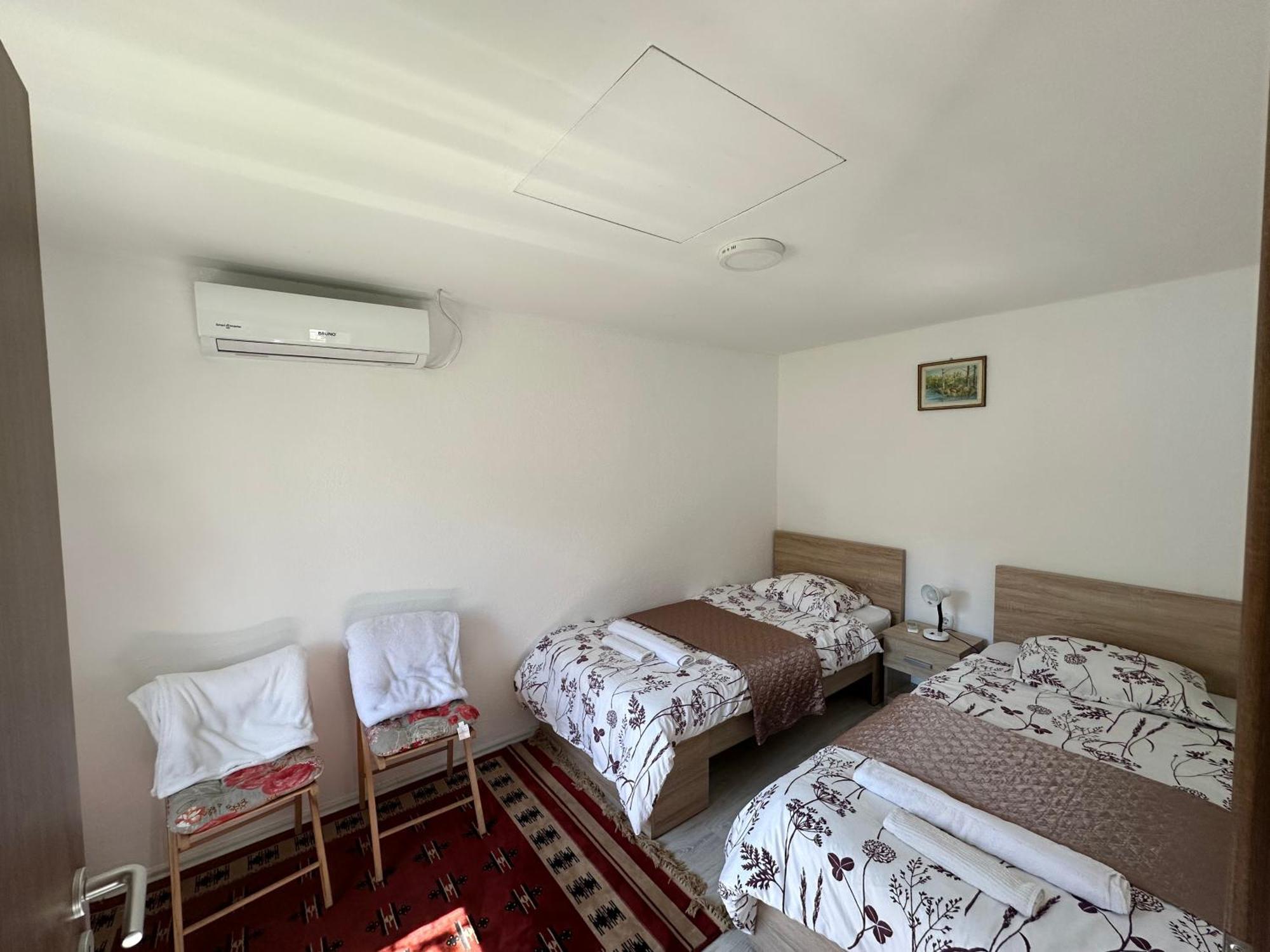 Garden Guesthouse Gjakova Екстер'єр фото