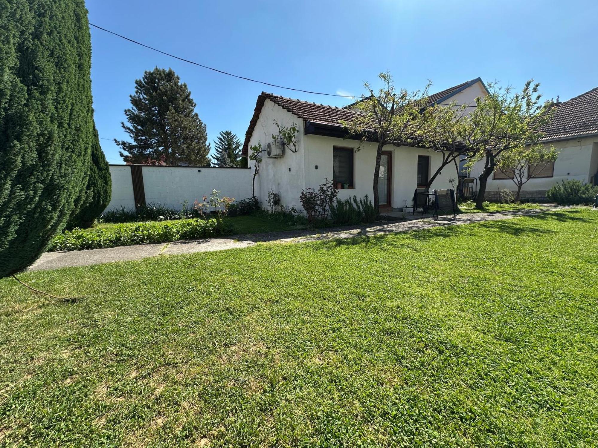 Garden Guesthouse Gjakova Екстер'єр фото