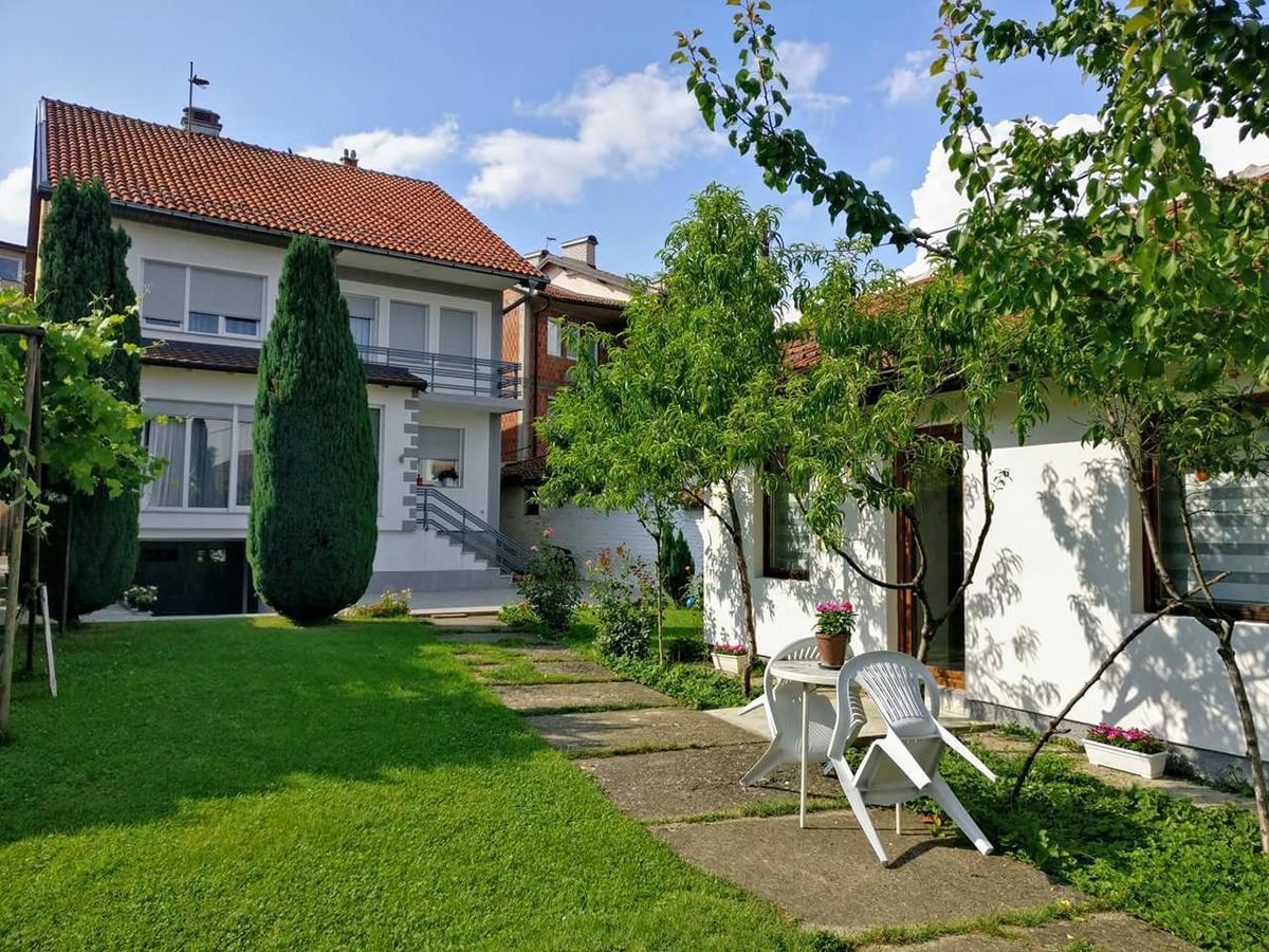Garden Guesthouse Gjakova Екстер'єр фото