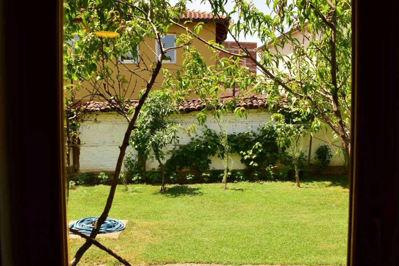 Garden Guesthouse Gjakova Екстер'єр фото